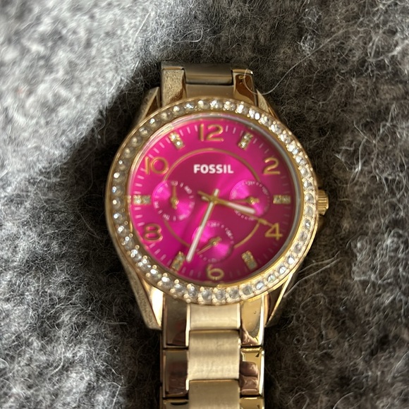 Pink faced FOSSIL WATCH - Picture 2 of 3